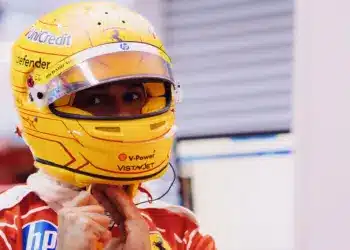 Lewis Hamilton becsatolja a sisakját