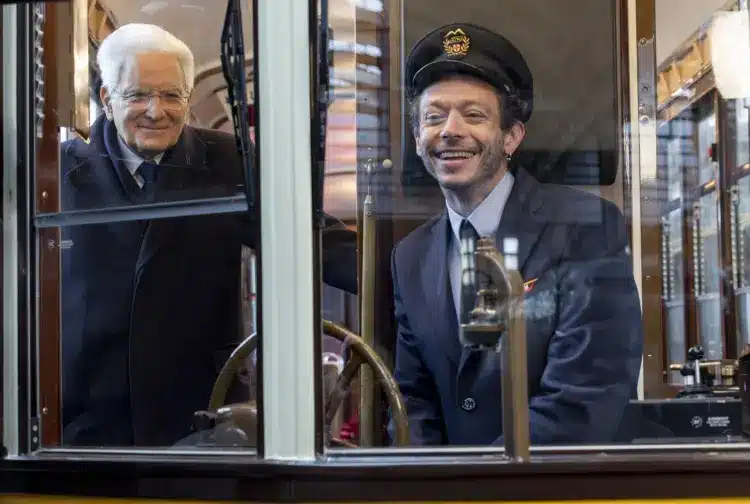 Sergio Mattarella olasz elnök és Valentino Rossi , a téli olimpia megnyitójára készült promóvideóban
