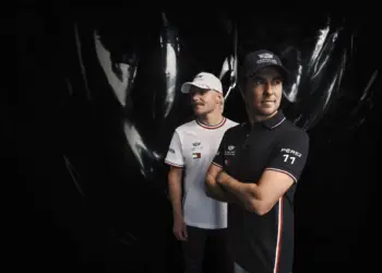 Valtteri Bottas és Sergio Pérez, cadillac-es Tommy Hilfiger pólókban