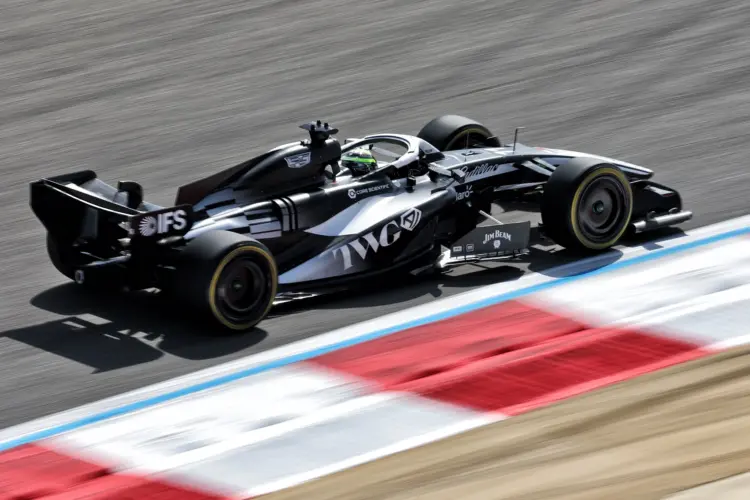 2026: Sergio Pérez a Cadillac F1-es autóját vezeti