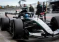 George Russell a 2026-os f1-es barcelonai szezon előtti teszten, a Mercedes volánja mögött