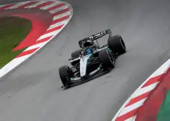 George Russell a 2026-os f1-es barcelonai szezon előtti teszten, a Mercedes volánja mögött
