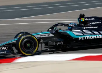 George Russell a 2026-os f1-es barcelonai szezon előtti teszten, a Mercedes volánja mögött