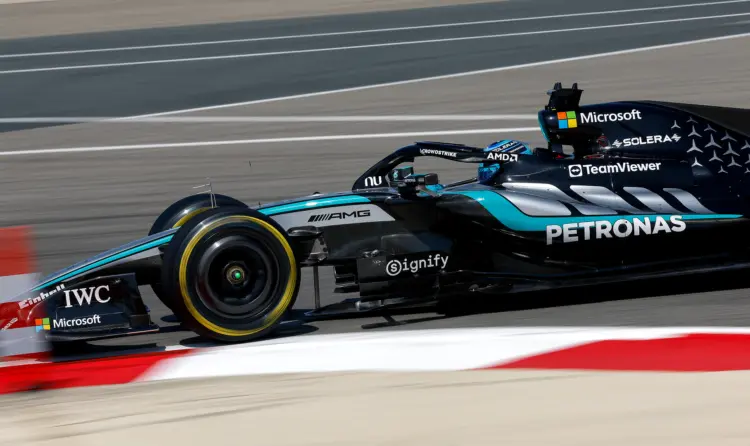 George Russell a 2026-os f1-es barcelonai szezon előtti teszten, a Mercedes volánja mögött