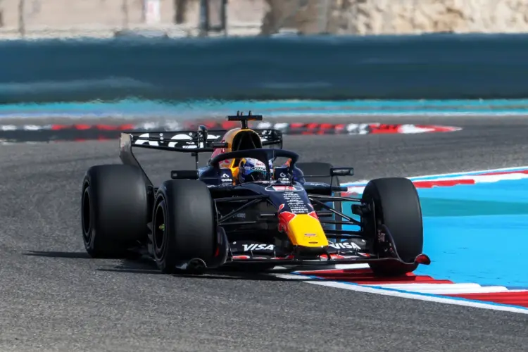 Max Verstappen a bahreini teszten