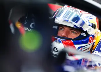 Max Verstappen sisakban, autóban