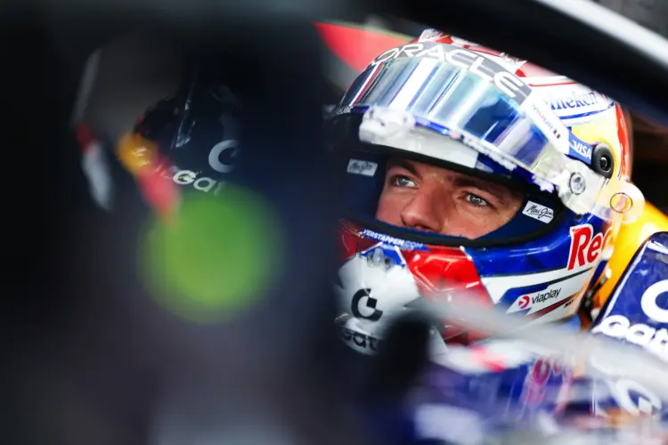 Max Verstappen sisakban, autóban