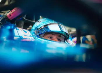 Pierre Gasly, sisakban az autójában