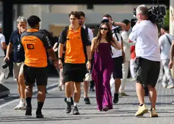 Oscar Piastri és barátnője, Lily Zneimer érkeznek a paddockba, fotósok és operatőrök kereszttüzében. F1 2025 Abu Dhabi
