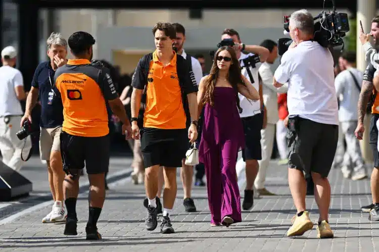 Oscar Piastri és barátnője, Lily Zneimer érkeznek a paddockba, fotósok és operatőrök kereszttüzében. F1 2025 Abu Dhabi