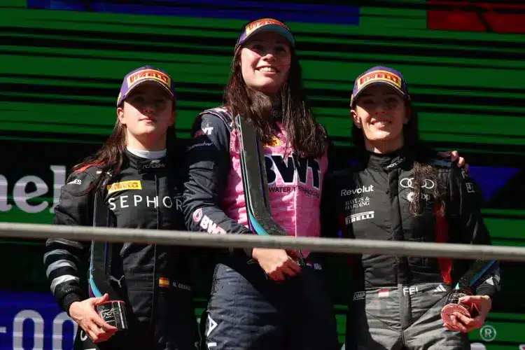 F1 Academy, 2026 Kína. Dobogón balról jobbra: Natalia Granada (2.), Nina Gademan (Alpine) (1.), Emma Felbermayr (Audi) (3.)