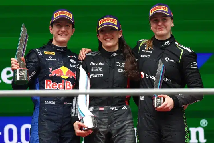 F1 Academy dobogó, 2026 Kína. Balról jobbra: Alisha Palmowski (Red Bull) (2.), Emma Felbermayr (Audi) (1.), Payton Westcott (Mercedes) (3.)