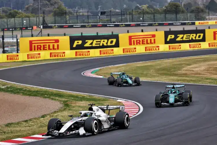 F1 2026 Japán Nagydíj: Sergio Pérez (Cadillac), mögötte pedig a két Aston Martin érkezik