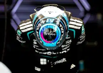 George Russell épp ül be a Mercedes autójába