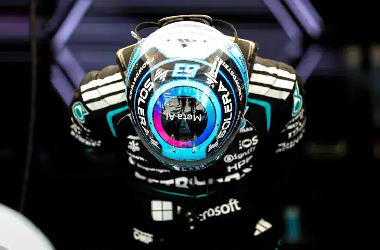 George Russell épp ül be a Mercedes autójába