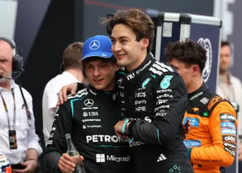 George Russell átkarolja Andrea Kimi Antonellit az F1 2026-os Ausztrál Nagydjí kvalifikációja után, melyen az első két helyet szerezték meg