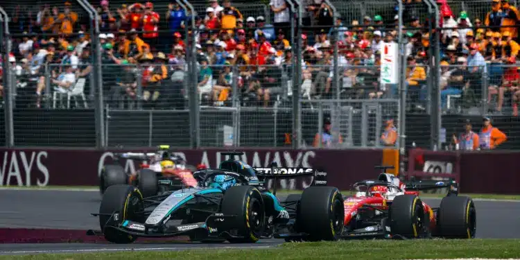 F1 Ausztrál Nagydíj, George Russell (Mercedes), mögötte Ferrari