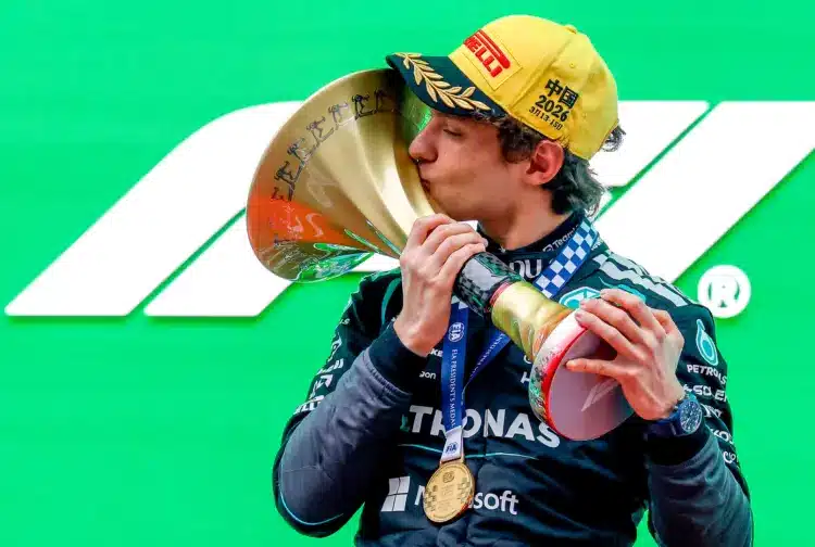 Andrea Kimi Antonelli a Kínai Nagydíj dobogóján, győztesként, megcsókolja a trófeát