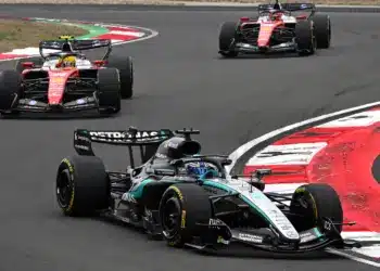 George Russell (Mercedes), mögötte Lewis Hamilton (Ferrari) és Charles Leclerc (Ferrari) a kínai pályán