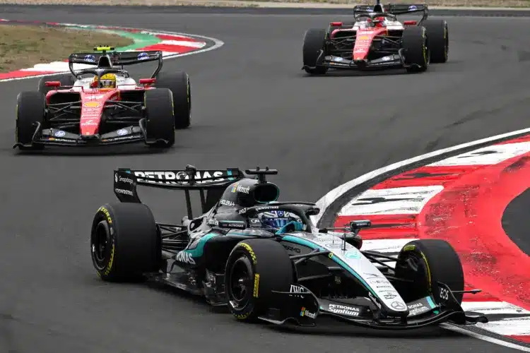 George Russell (Mercedes), mögötte Lewis Hamilton (Ferrari) és Charles Leclerc (Ferrari) a kínai pályán