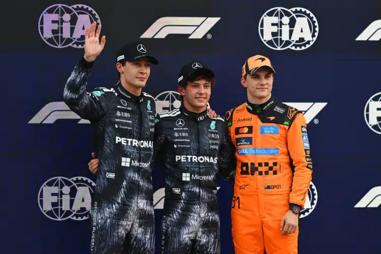 2026-os Japán Nagydíj top 3. Balról jobbra: George Russell (2., Mercedes), Andrea Kimi Antonelli (1., Mercedes), Oscar Piastri (3., McLaren)