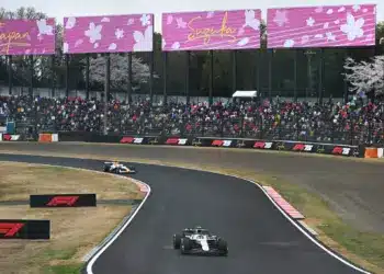 Liam LAwson (Racing Bulls) és Yuki Tsunoda (Red Bull) a suzukai versenypályán. 2025 Japán Nagydíj