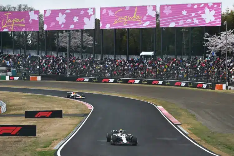 Liam LAwson (Racing Bulls) és Yuki Tsunoda (Red Bull) a suzukai versenypályán. 2025 Japán Nagydíj