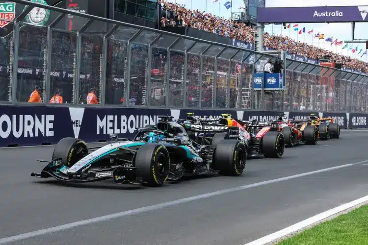F1 2026 Ausztrál Nagydíj rajt: George Russell (Mercedes), Red Bull, Ferrari