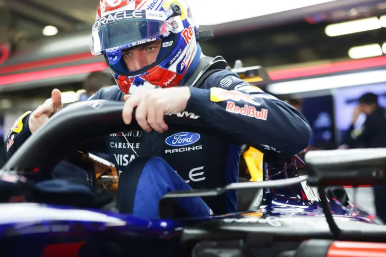 Max Verstappen száll ki az autójából