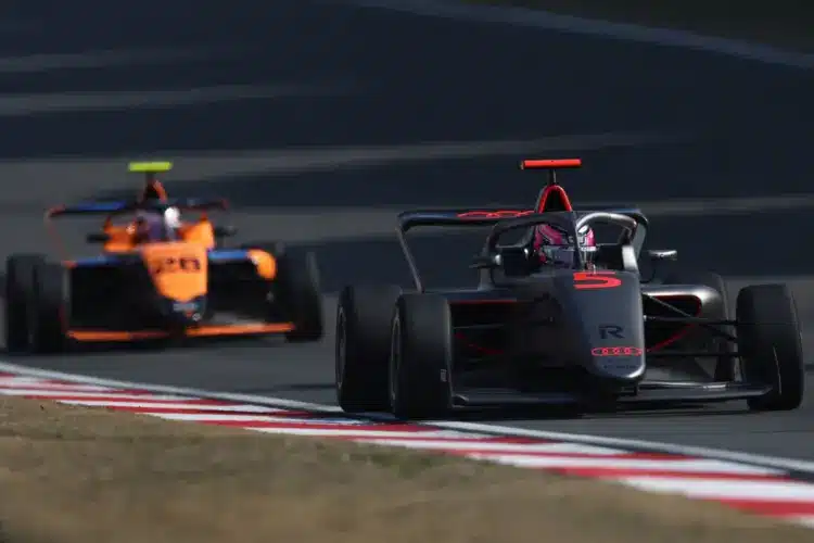 Emma Felbemayr (Audi), mögötte pedig Ella Lloyd (McLaren) érkezik. 2026 F1 Academy