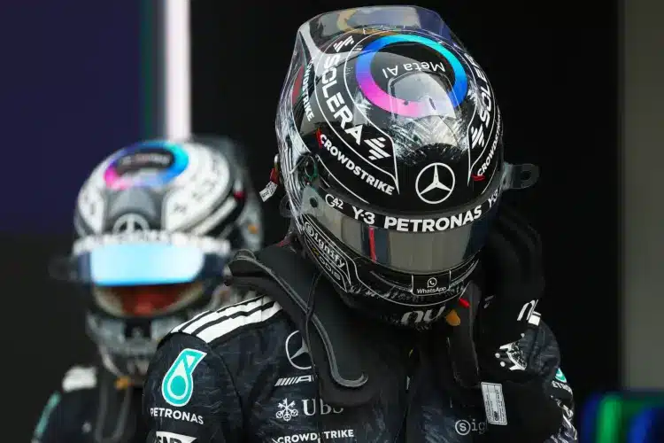 Geoege Russell sisakban, lehajtott fejjel – a háttérben Andrea Kimi Antonelli, szintén sisakban, 2026 Japán F1
