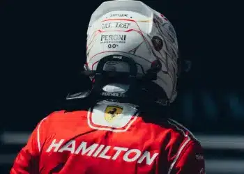 Lewis Hamilton sisakban, háttal