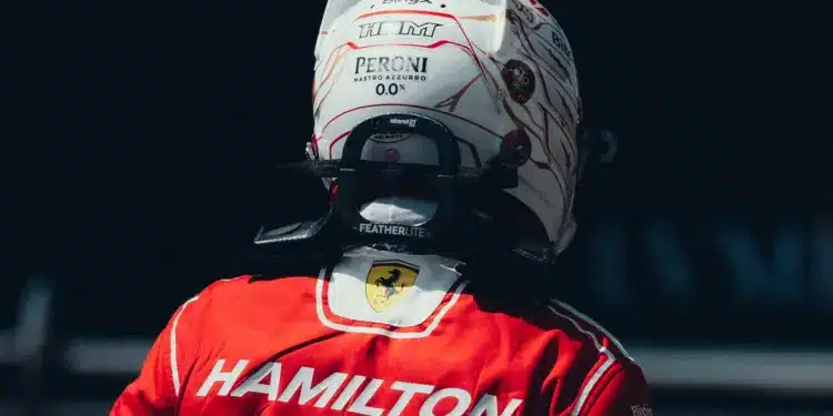 Lewis Hamilton sisakban, háttal