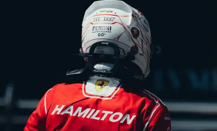 Lewis Hamilton sisakban, háttal