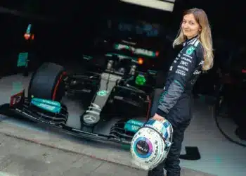 Doriane Pin, F1-es Mercedes előtt áll, amelyet vezethetett