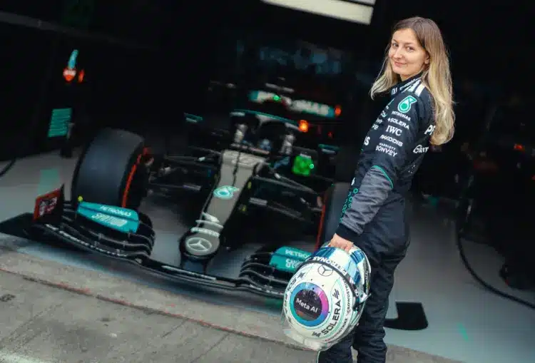 Doriane Pin, F1-es Mercedes előtt áll, amelyet vezethetett