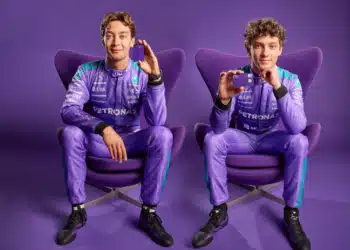 George Russell és Andrea Kimi Antonelli lila overálban, a Nu Bank és a Mercedes F1-es csapatának együttműködése okán. 2026 Miami Nagydíj