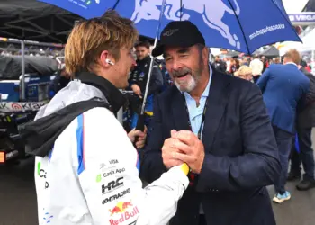 Nigel Mansell Liam Lawsonnal beszélget, annak jobb kezét az ő két kezében fogva. F1 2025 Brit GP