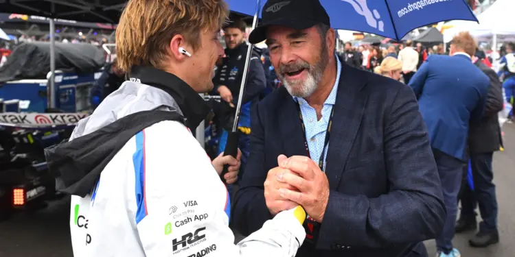 Nigel Mansell Liam Lawsonnal beszélget, annak jobb kezét az ő két kezében fogva. F1 2025 Brit GP