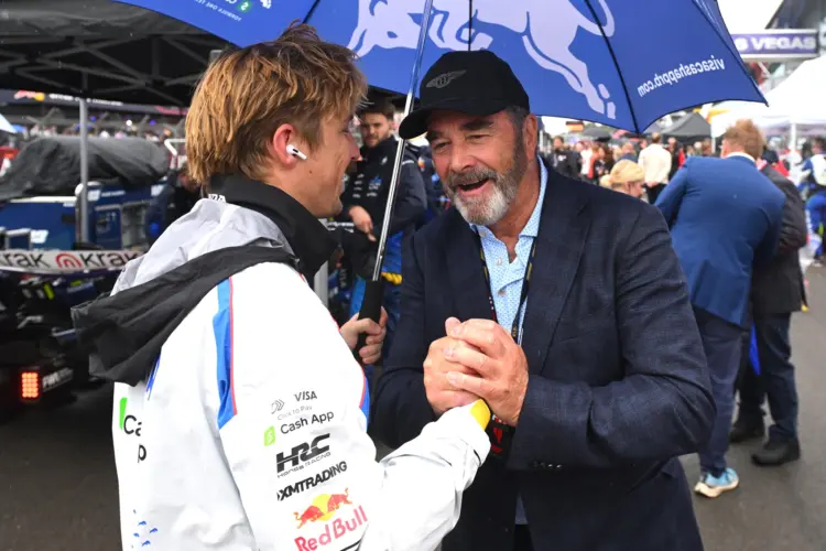 Nigel Mansell Liam Lawsonnal beszélget, annak jobb kezét az ő két kezében fogva. F1 2025 Brit GP