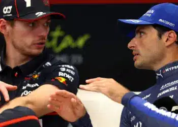 Carlos Sainz (Williams) Max Verstappennel (Red Bull) beszélget