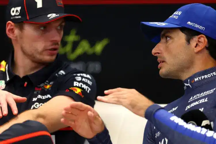 Carlos Sainz (Williams) Max Verstappennel (Red Bull) beszélget