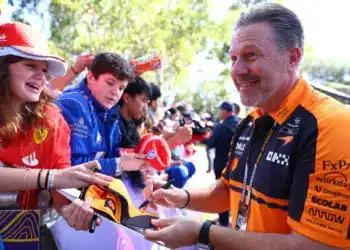 Zak Brown rajongóknak dedikál, 2026 F1 Ausztrál Nagydíj