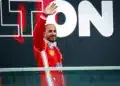 Lewis Hamilton integet a dobogóról, 2026 Kanada
