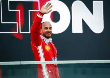 Lewis Hamilton integet a dobogóról, 2026 Kanada