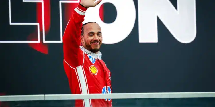 Lewis Hamilton integet a dobogóról, 2026 Kanada