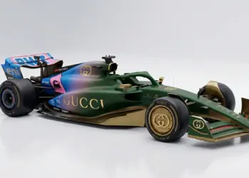 Mesterséges intelligenciával generált kép, amin egy F1-es Alpine látható, aminek hátulján még a jelenlegi, BWT-szponzoros festés látható, ám átmenetes és az autó elején már a GUCCI által dominált fiktív festés van.