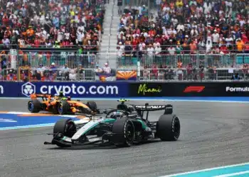 Andrea Kimi Antonelli (Mercedes), 2026 F1 Miami Nagydíj; háttérben Lando Norris (McLaren) érkezik