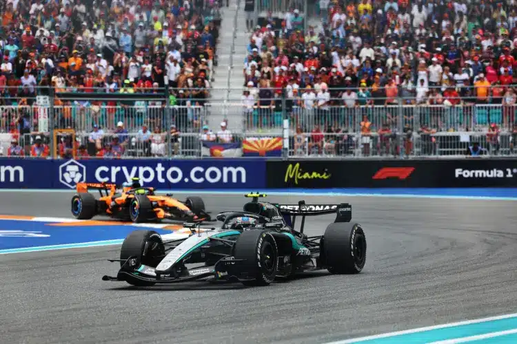 Andrea Kimi Antonelli (Mercedes), 2026 F1 Miami Nagydíj; háttérben Lando Norris (McLaren) érkezik