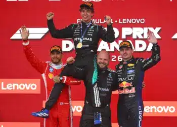 Lewis Hamilton (Ferrari), Dean Hale, (Senior Race Team Composite Technician, Mercedes) és Max Verstappen (Red Bull), a vállára vette Andrea Kimi Antonellit (Mercedes) az F1-es Kanadai Nagydíj dobogóján. (2006)